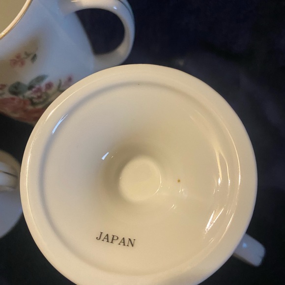 4 Vintage floral pedestal gold trim mugs - Picture 2 of 5